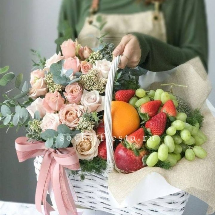 Фруктовая корзина c цветами в Краснодаре