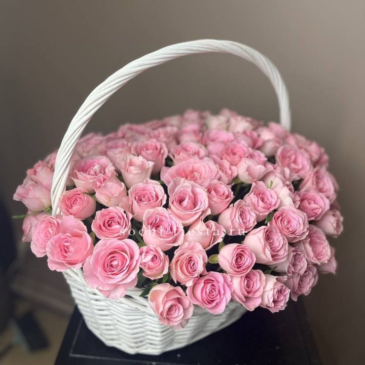 101 розовая роза в корзине в Краснодаре
