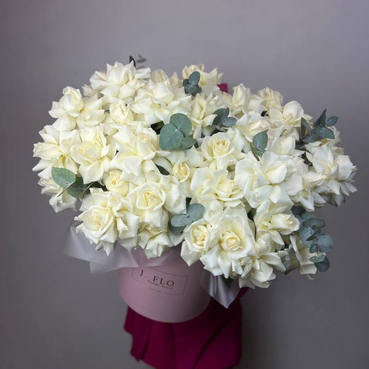 37 белых роз в боксе в Краснодаре