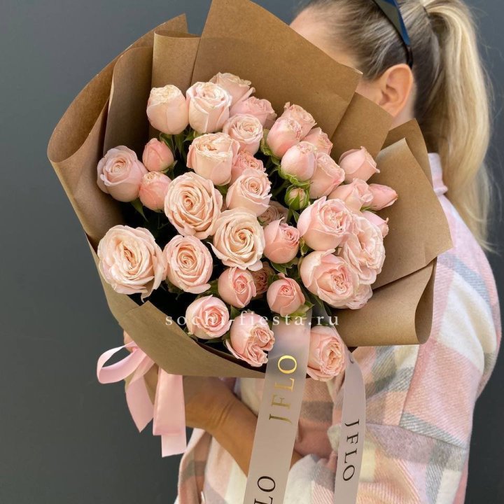 Кустовые розы Бомбастик в крафте в Краснодаре