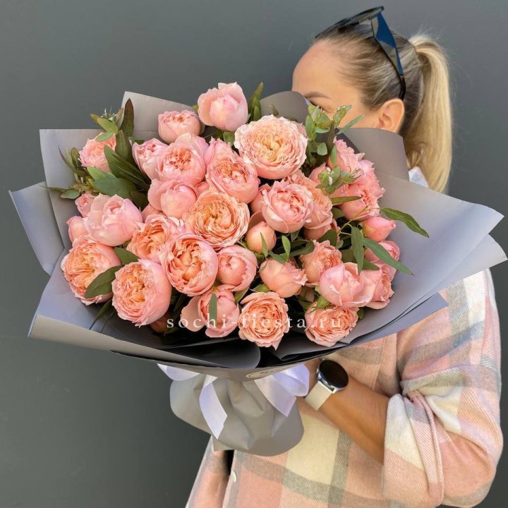 Букет с пионовидными розами "Пивайн" в Краснодаре