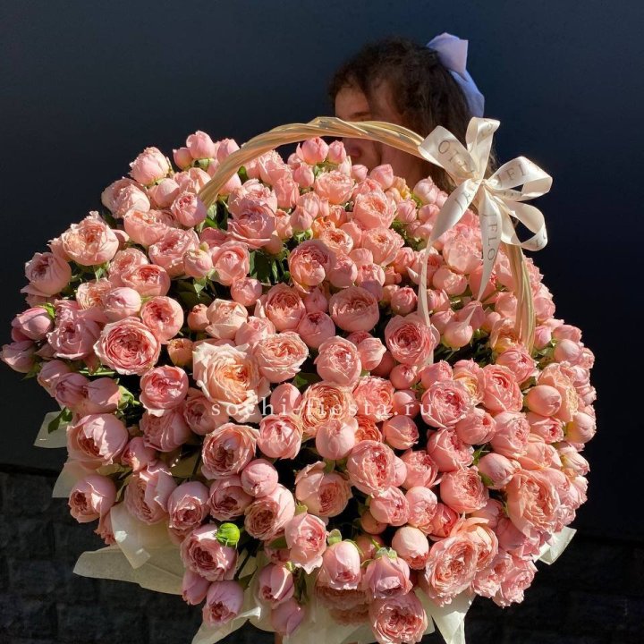 Корзина из пионовидных роз в Краснодаре