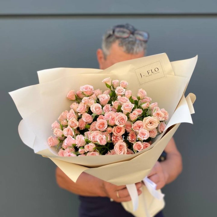 Кустовые розы леди в Краснодаре