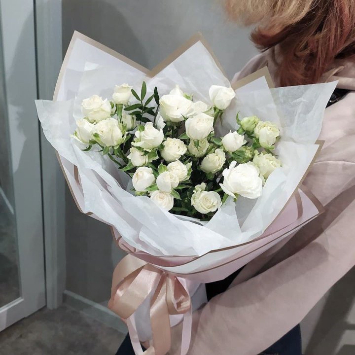 Белоснежные кустовые розы в Краснодаре