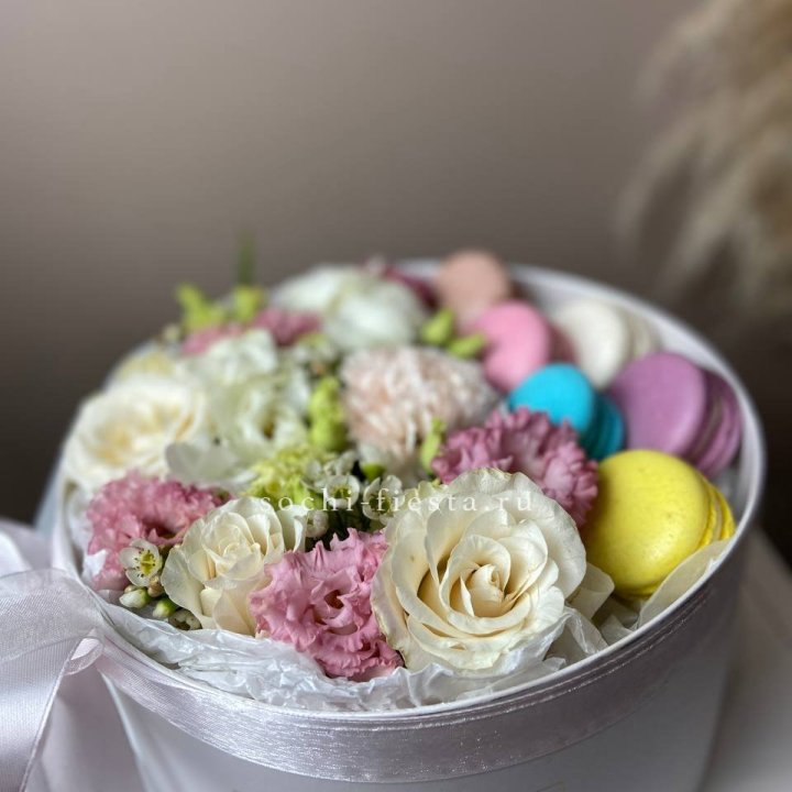 Цветы в цилиндре с макаронс "Прованс" в Краснодаре