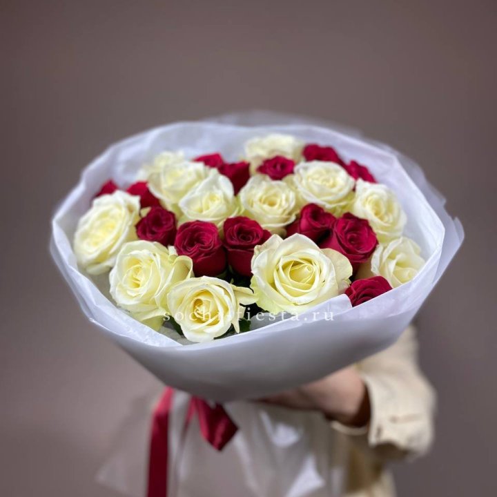 Букет их красных и белых 25 роз в Краснодаре