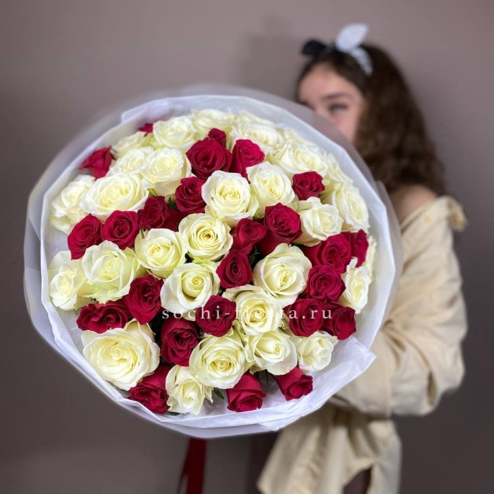 Микс из 55 роз в Краснодаре