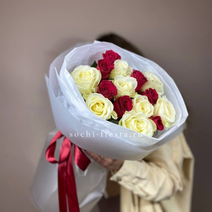 Букет из красных белых 15 роз в Краснодаре