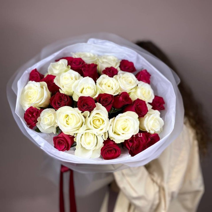 Букет из красных белых 35 роз в Краснодаре