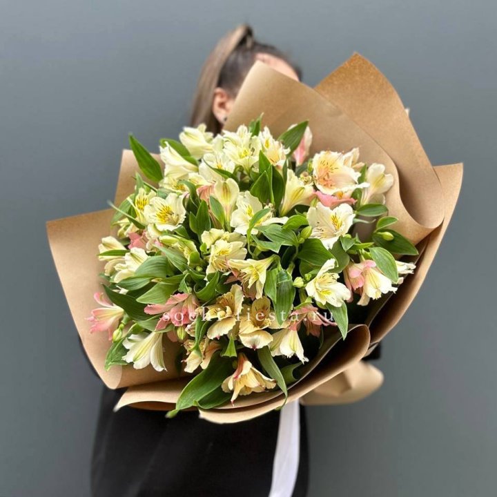 Букет альстромерий в крафте в Краснодаре