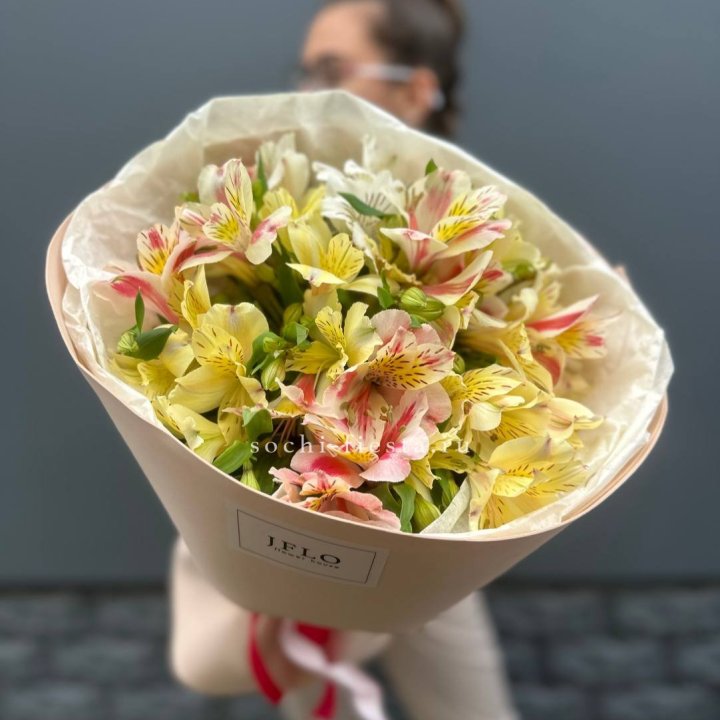 Альстромерии в нежном оформлении в Краснодаре