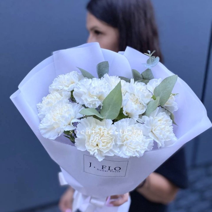 Букет белых диантусов с эвкалиптом в Краснодаре