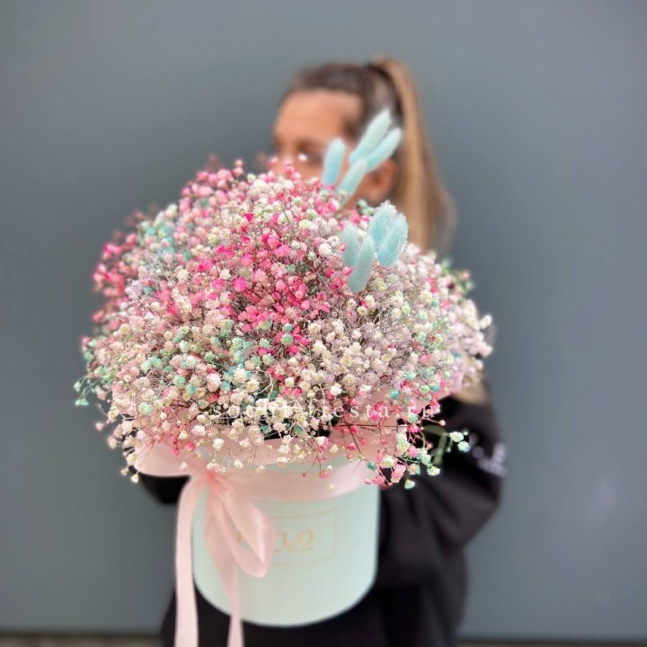 9 Радужных гипсофилы в шляпной коробке в Краснодаре