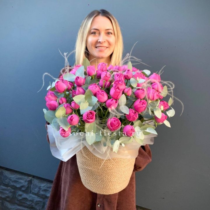 Пионовидные розы  в джутовом кашпо  в Краснодаре