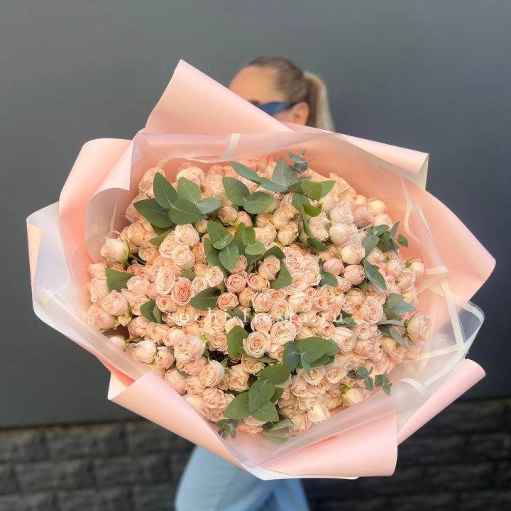 101 кустовая роза с эвкалиптом в Краснодаре