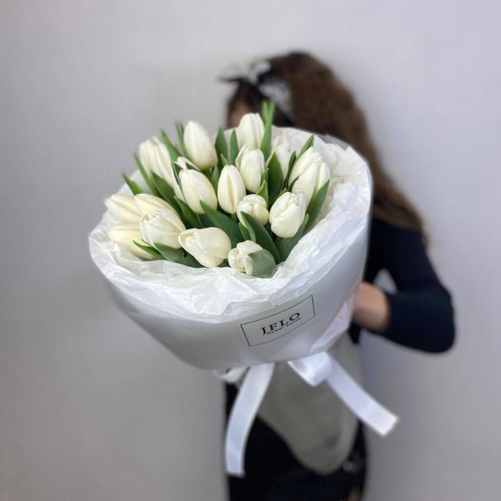  19 белых воздушных тюльпанов в Краснодаре