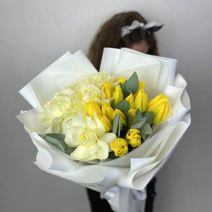 Дуо жёлтые тюльпаны и розы в Краснодаре