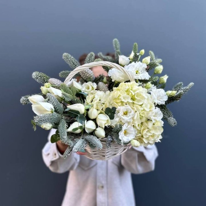 Новогодняя корзина с цветами в Краснодаре