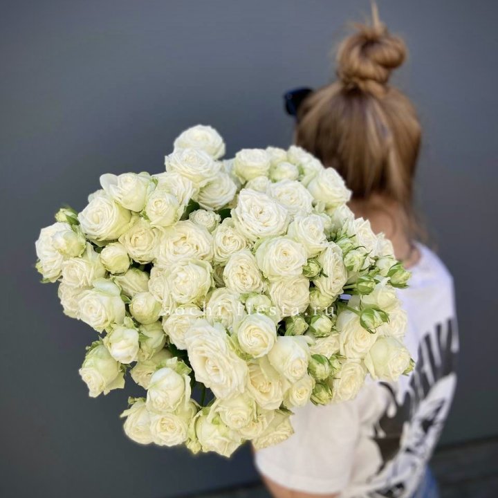 Охапка кустовых роз бомбастик  в Краснодаре