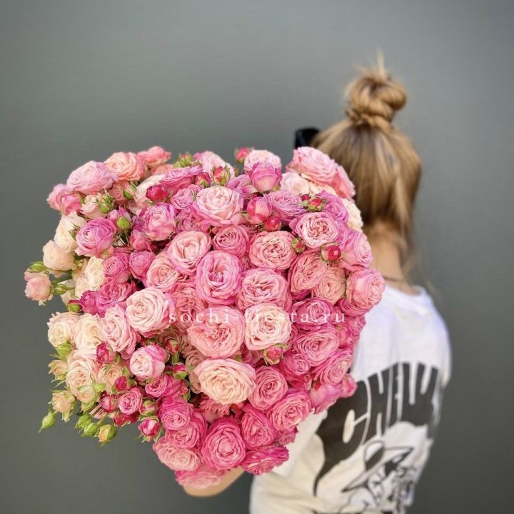 Охапка кустовых роз бомбастик пинк в Краснодаре