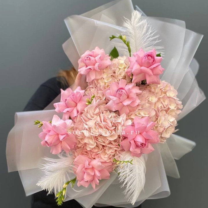  Букет  из гортензий и розовых роз в Краснодаре