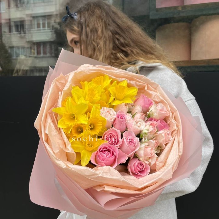Букет роз и нарциссов в Краснодаре