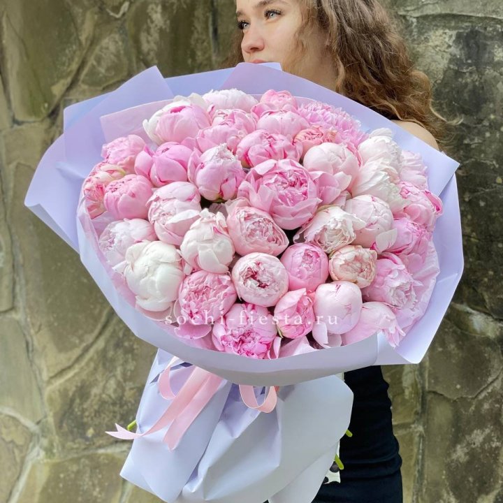 39 нежных пионов в Краснодаре