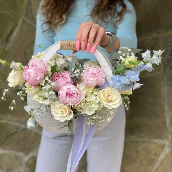 Ящик с пионами в Краснодаре