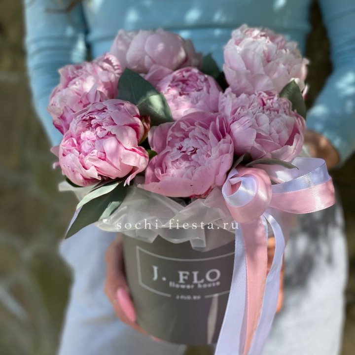 Цилиндр пионов с эвкалиптом в Краснодаре