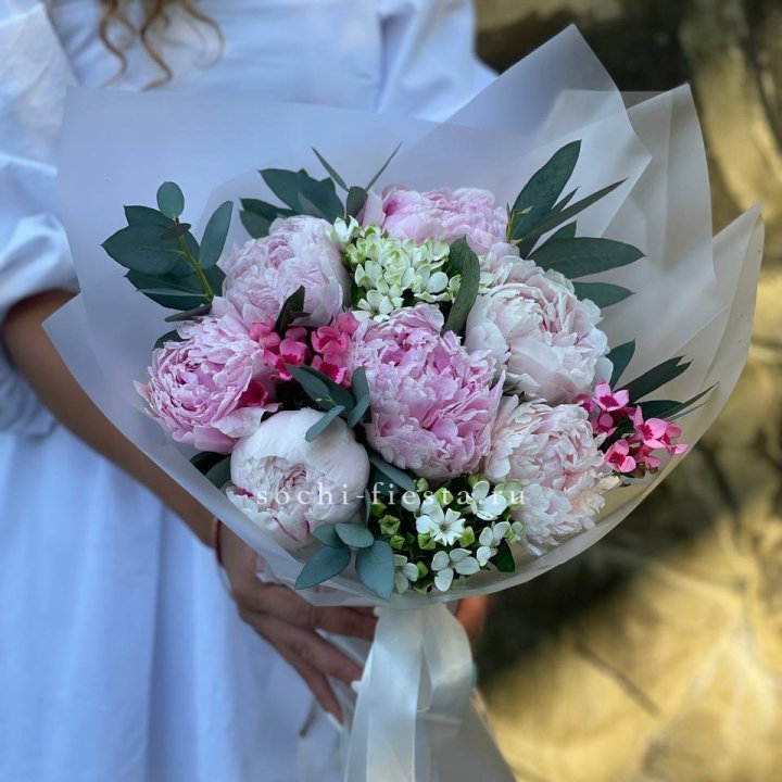 7 зефирных пионов с эвкалиптом в Краснодаре