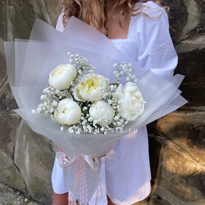 Букет белых пионов "Файв" в Краснодаре