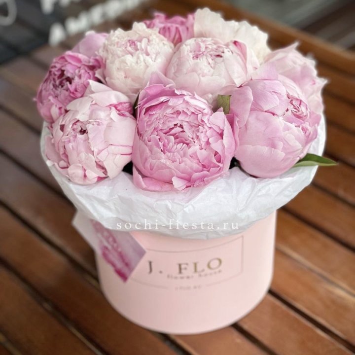 Цилиндр с пионами "Лилу" в Краснодаре