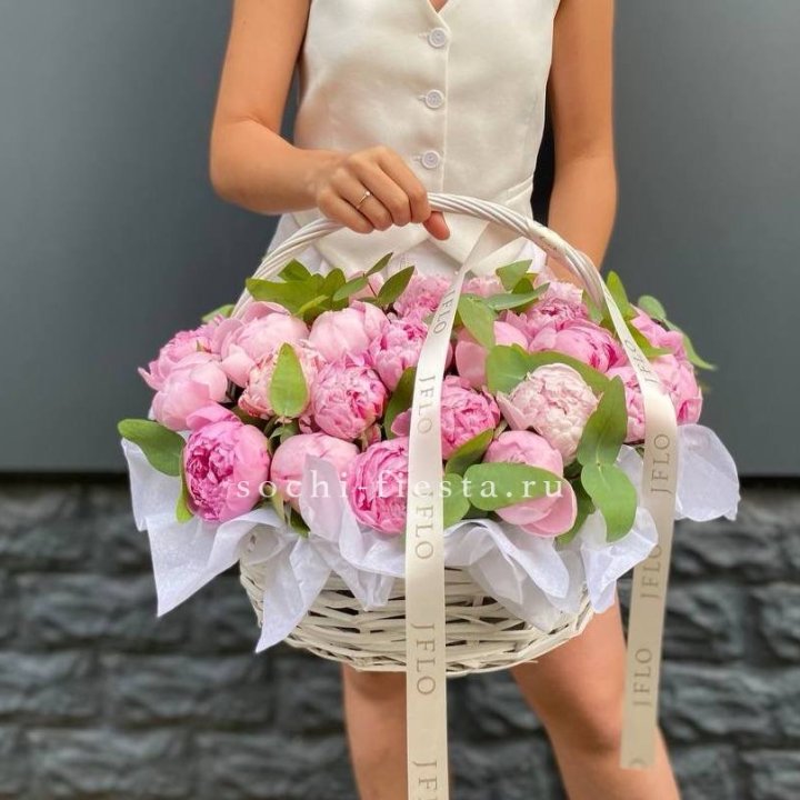 29 пионов в корзине в Краснодаре