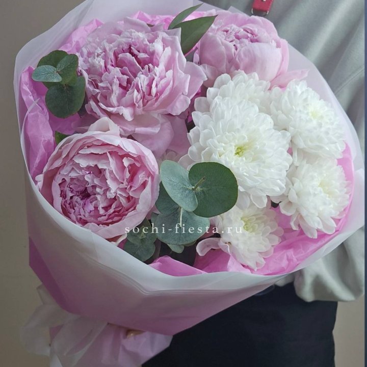  Букет комплимент с пионами в Краснодаре