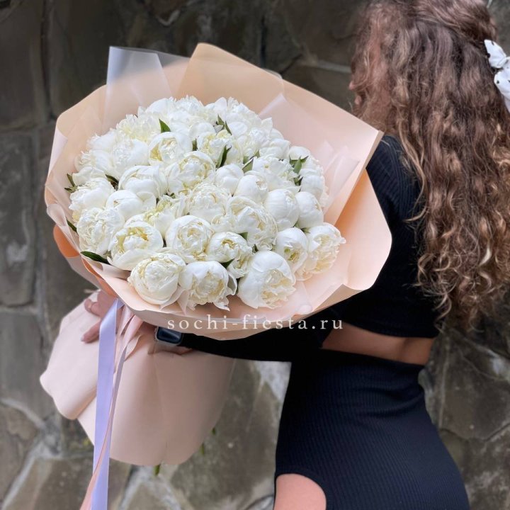 35 белых пион в Краснодаре