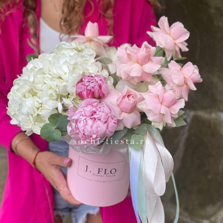 Цилиндр с пионами "Алисия" в Краснодаре