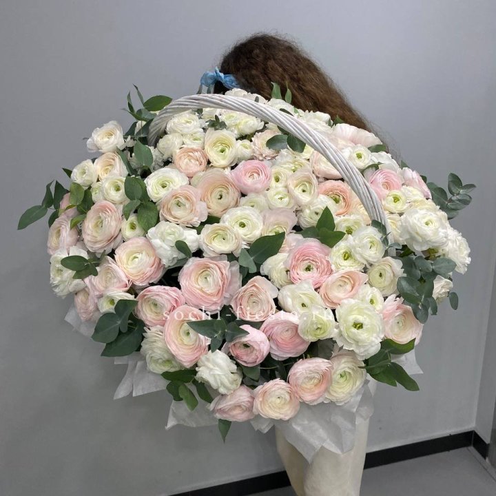 Ранункулюсы в корзине в Краснодаре