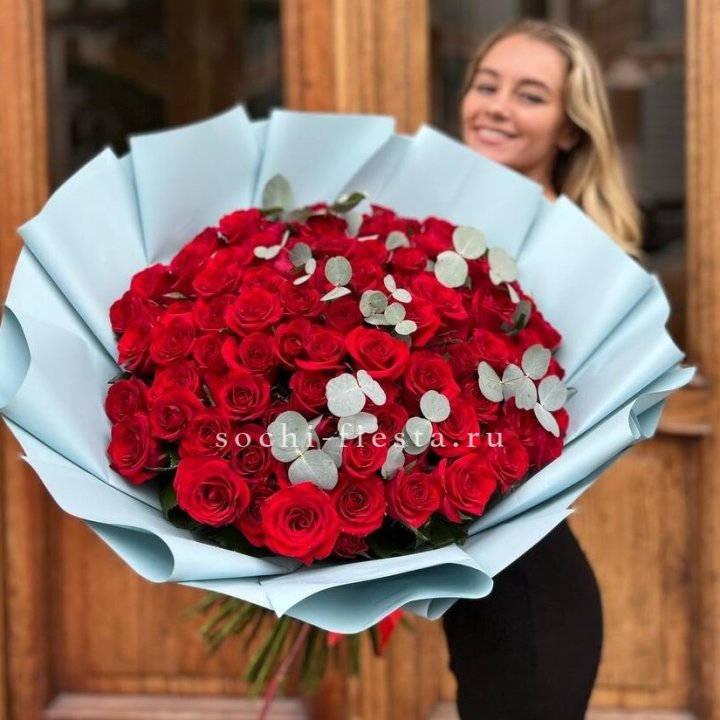 101 красная роза с эвкалиптом в Краснодаре