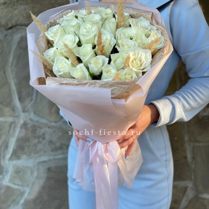 25 белых роз с сухоцветами в Краснодаре