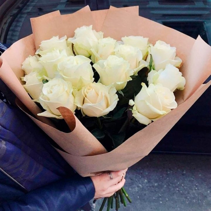 15 белых роз "Крафт" в Краснодаре