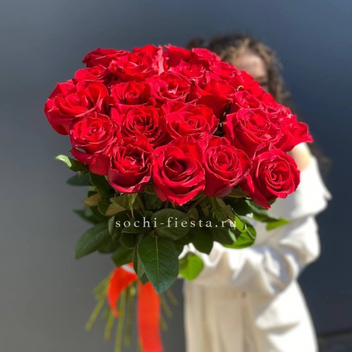25 высоких красных роз в Краснодаре