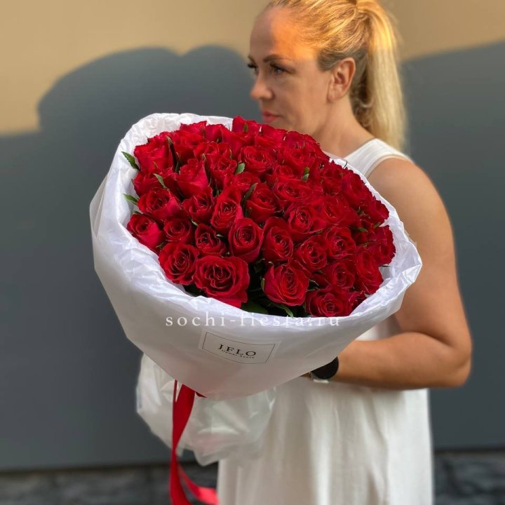 51 роза мадам ред в нежном оформлении в Краснодаре