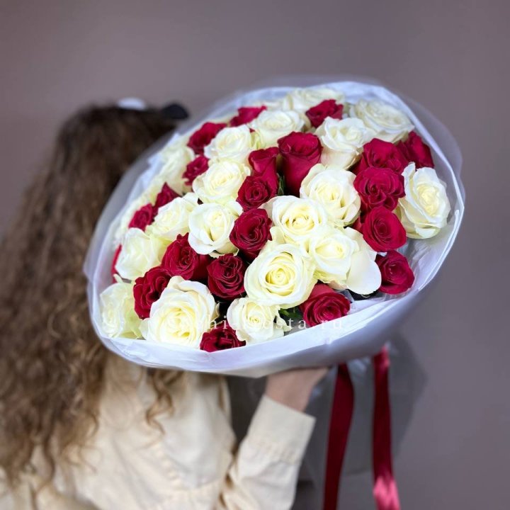 Букет из красных белых 45 роз в Краснодаре
