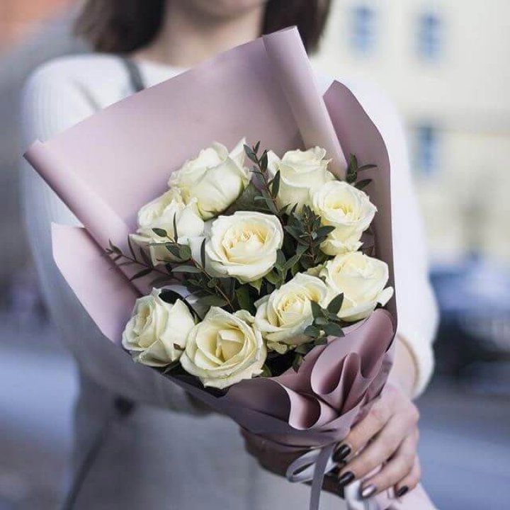 9 белых  роз "Минт" в Краснодаре
