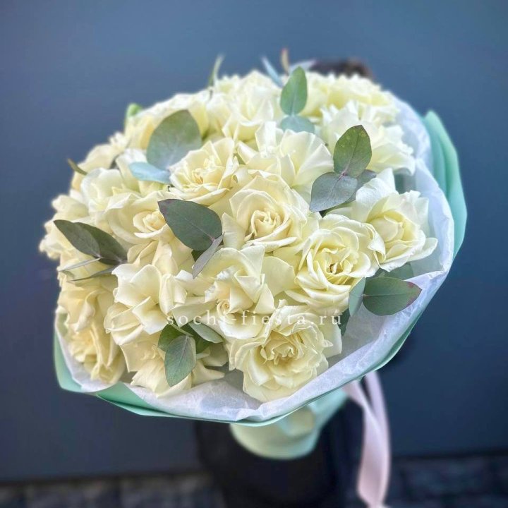 25 Белых французских роз "Ноте бьянка" в Краснодаре