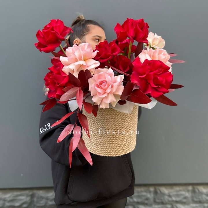 15 Французских роз в джутовом кашпо в Краснодаре