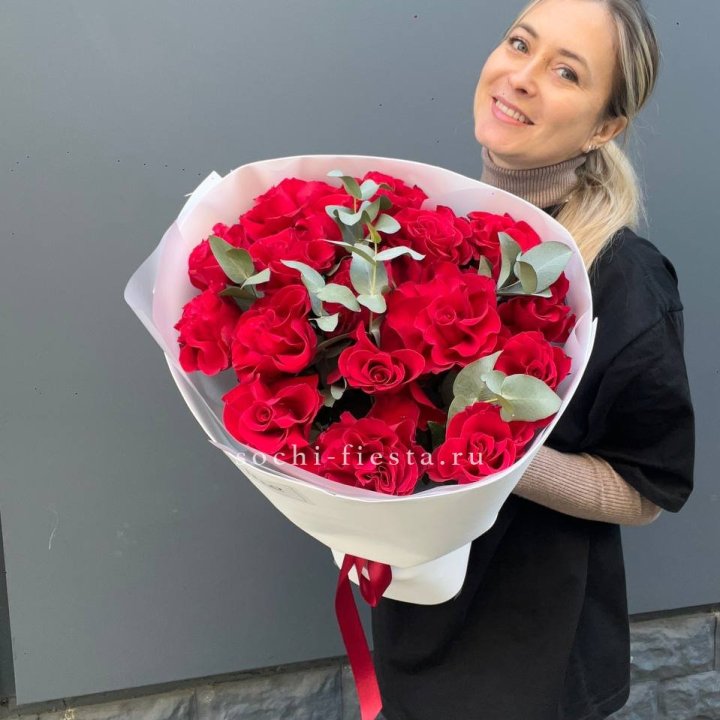 17 Красных французских роз в Краснодаре