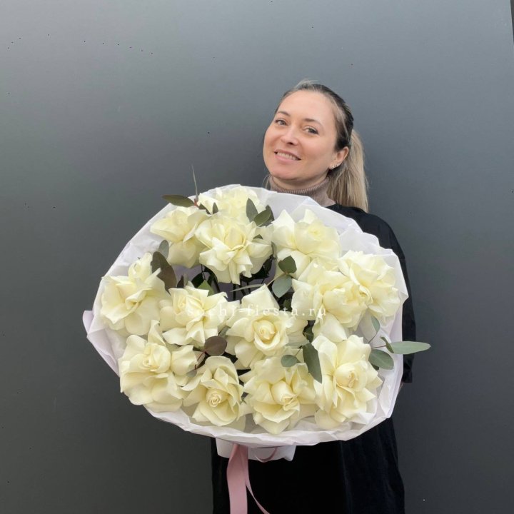 13 Белых французских роз Облако в Краснодаре