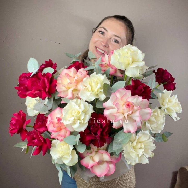 35 французских роз микс в джутовом боксе в Краснодаре