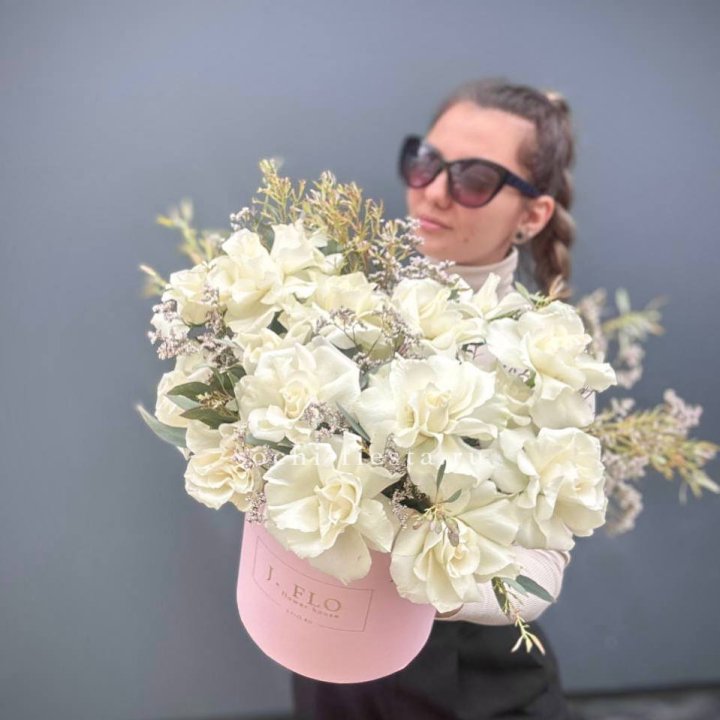 17 Французских белых роз в коробке Афина в Краснодаре